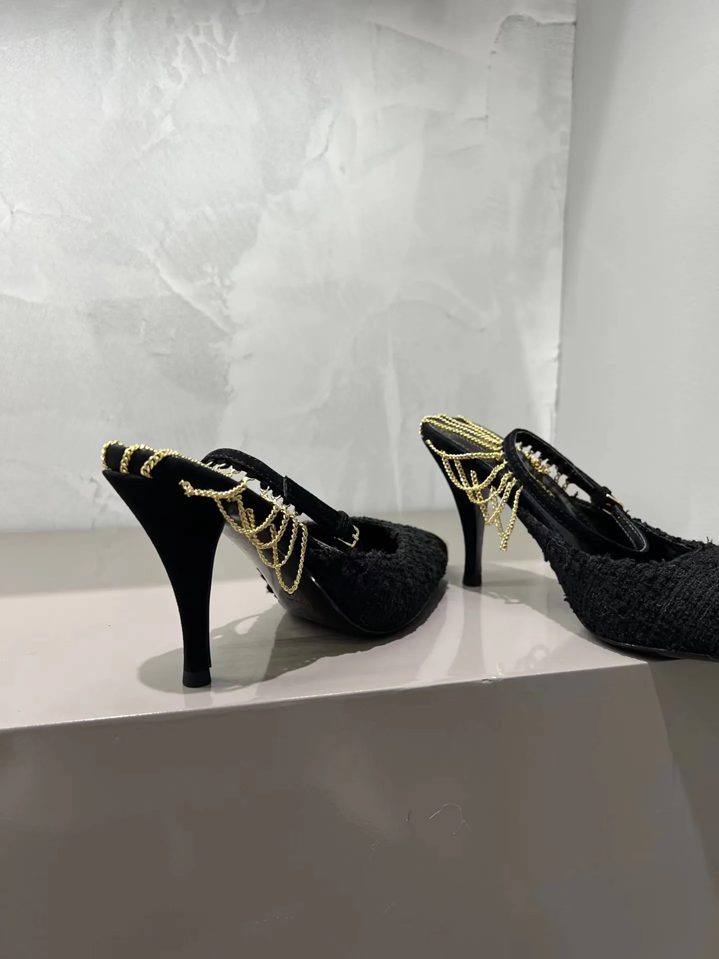 👟👟Ex-factory price 480👟👟 YSL Saint Laurent's new beautiful chain metal pointed-toe high heels. Original purchase. Really a stunner for women. Material: Customized woolen/imported Yangjing upper, original hardware molding, foot pad sheepskin, Italian genuine leather outsole. Heel height: 9cm. Available in two colors: silver chain and gold chain. Sizes: 35–39 (40 is custom-made and non-refundable)
